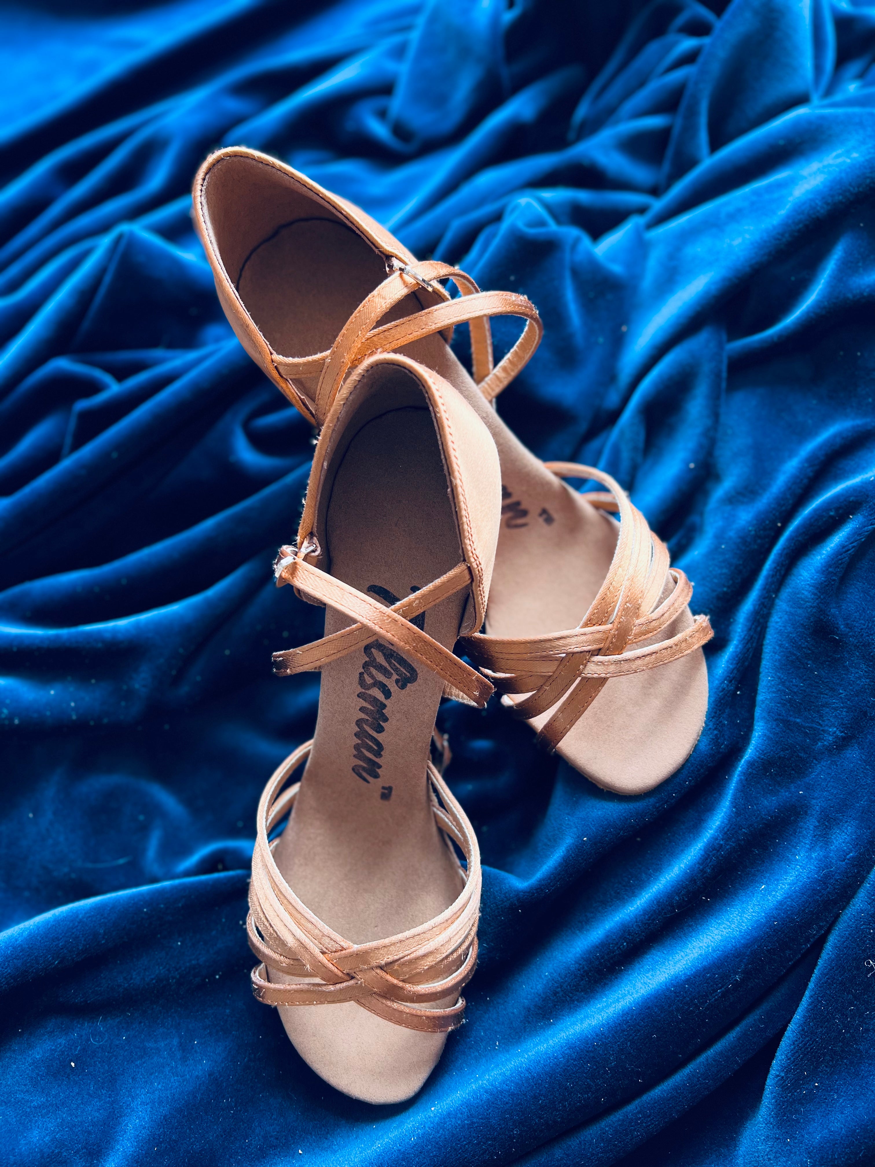 Latina Damenschuhe mit Riemen